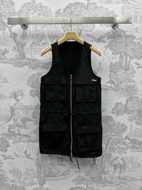 Basic & Casual Dresses Designer Early Spring New Miu Nanyou Gaoding Minimalist Style Letter Embroidered Workwear Pocket Versatile Zipper Vest Skirt QUV9