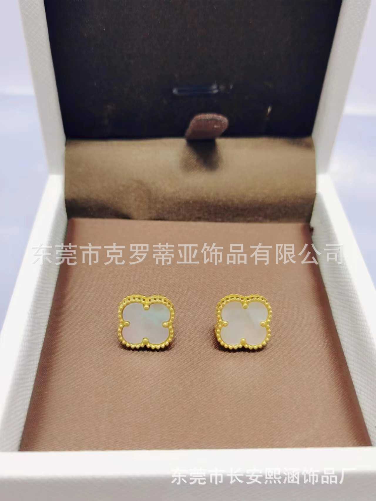 Designer Hot Selling Fashionable and Luxury Van Four Leaf Grass Earrings for Women Non Fading Small Popular Beimu Jade Marrow High Edition Jewelry