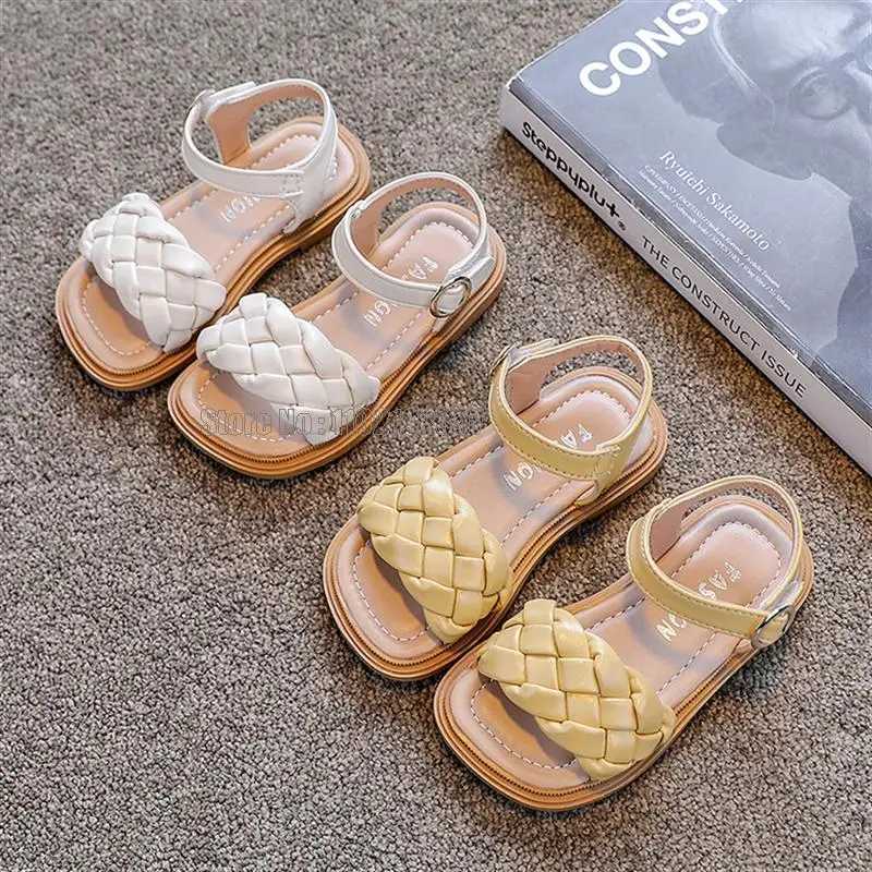 HQKS SANDALS KINDEREN KINDEREN ZOMER TODDLER FLATTEN Little Girls Fashion Beach Sandals Princess Dress Party Weave Soft Sole Baby Peuter schoenen 240419