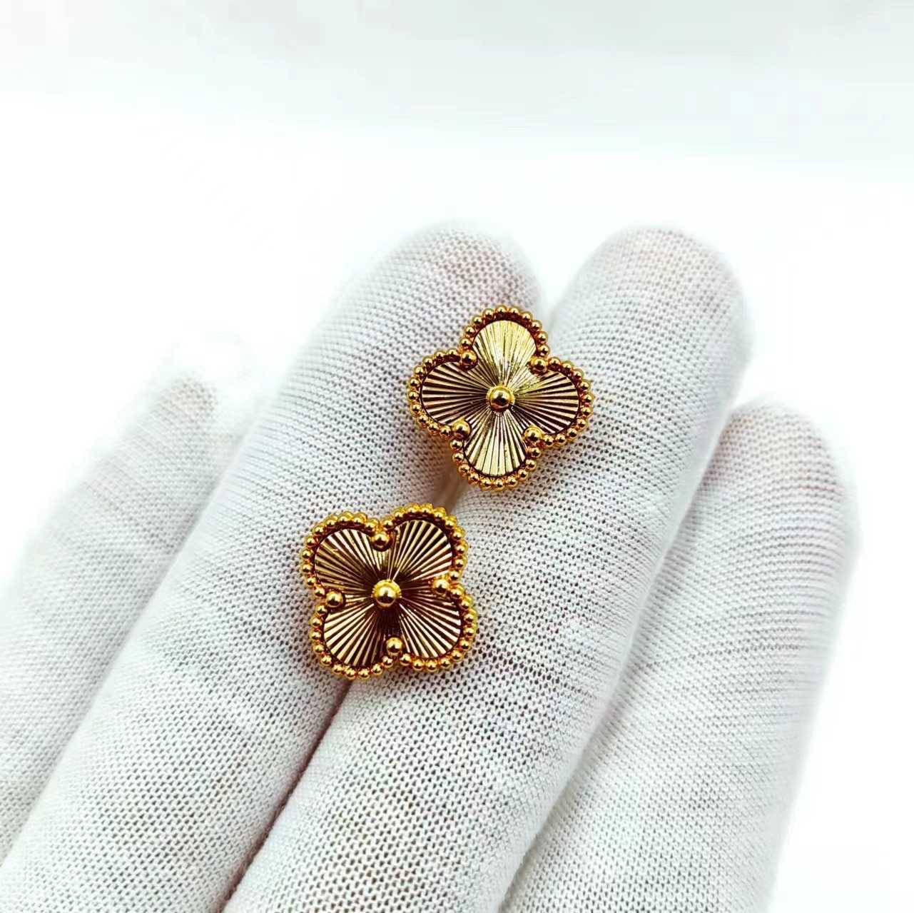 Designer High Edition Van Gold 18k Clover Lucky Clover Boucles d'oreilles Fashion Fashion Poldol Incolore avec logo