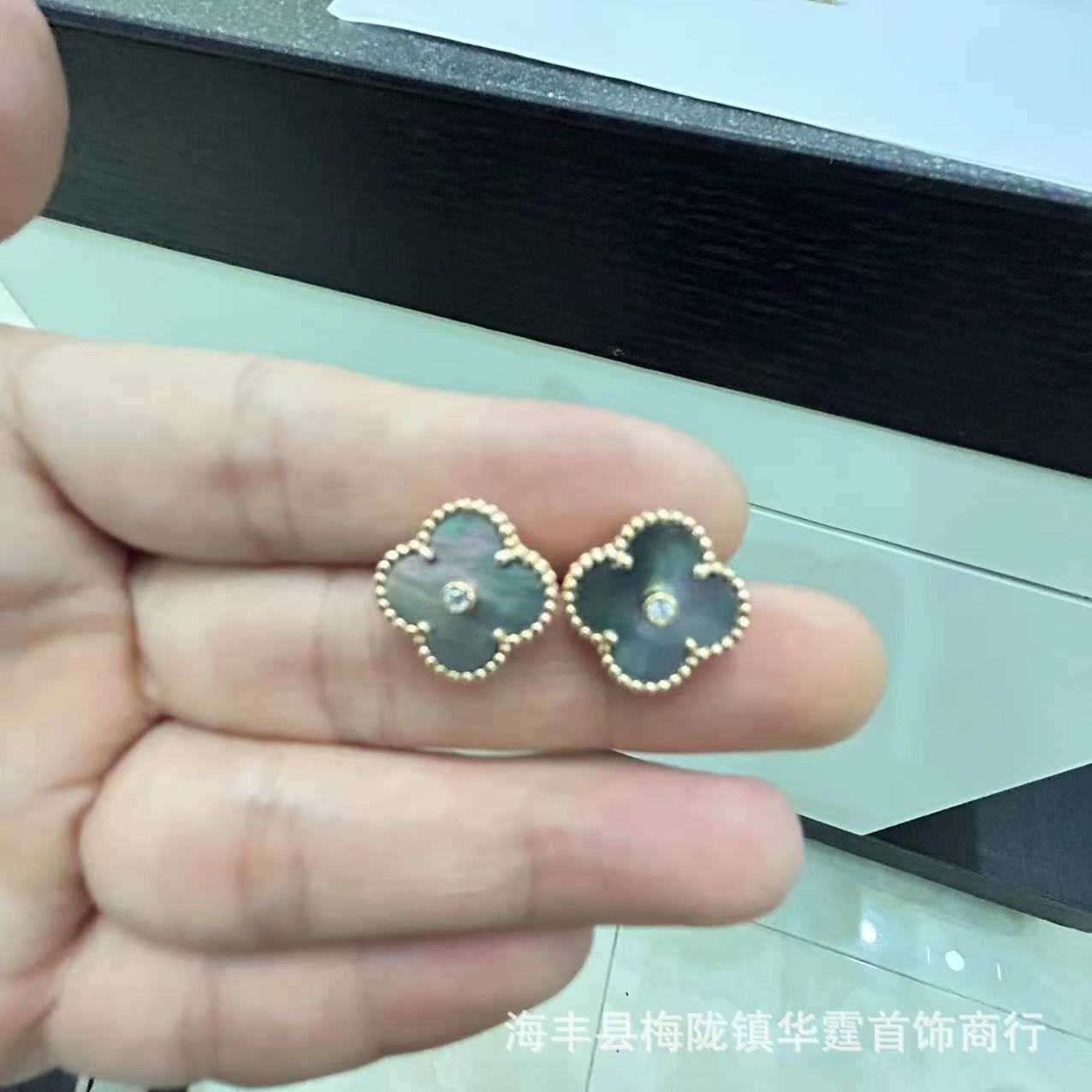 Designer charm Van High Version Four Leaf Grass Earrings Fashion Versatile Internet Celebrity Same Style White Fritillaria Red Jade Marrow Diamond jewelry