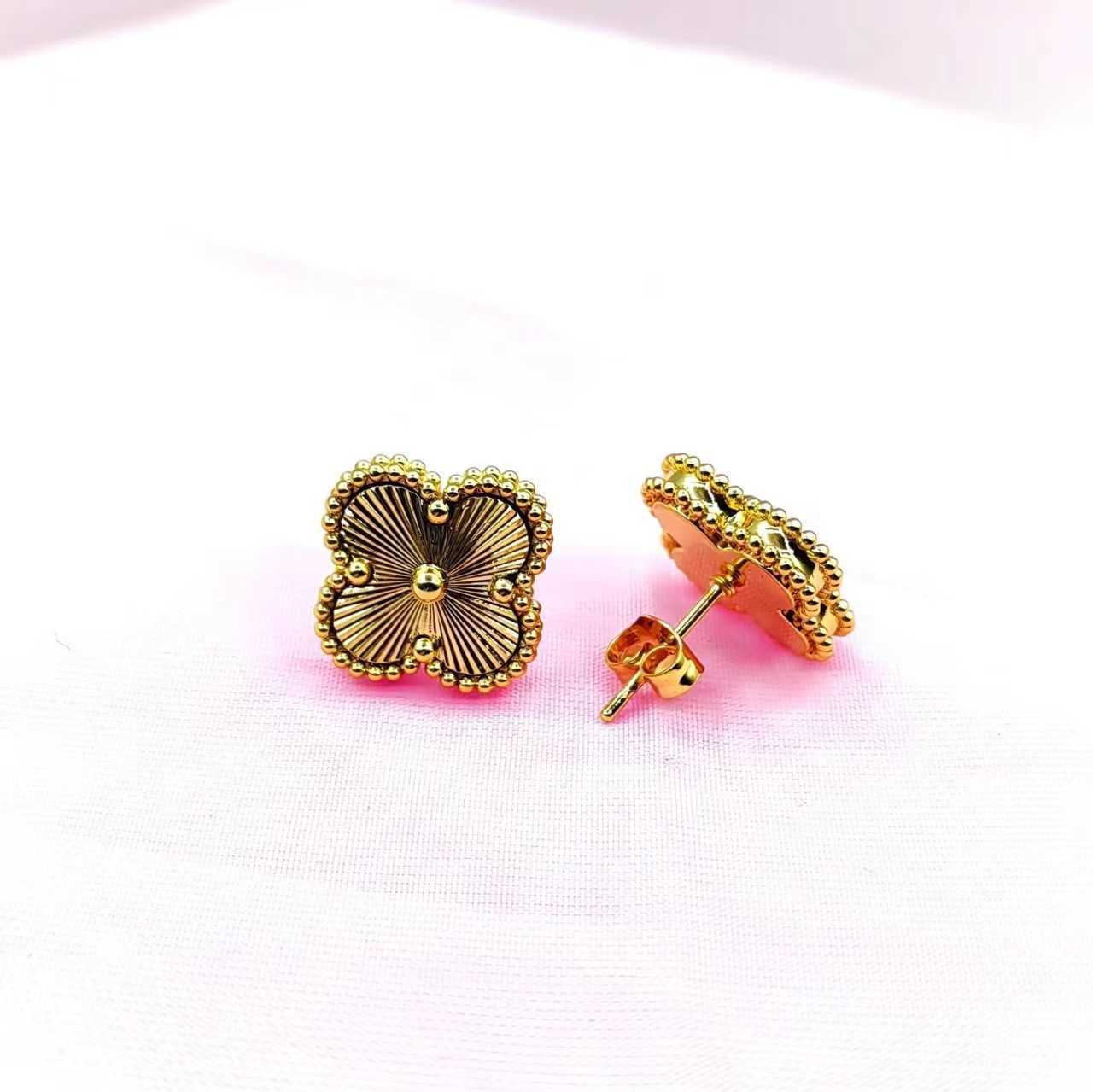 Designer High Edition Van Gold 18k Clover Lucky Clover Boucles d'oreilles Fashion Fashion Poldol Incolore avec logo