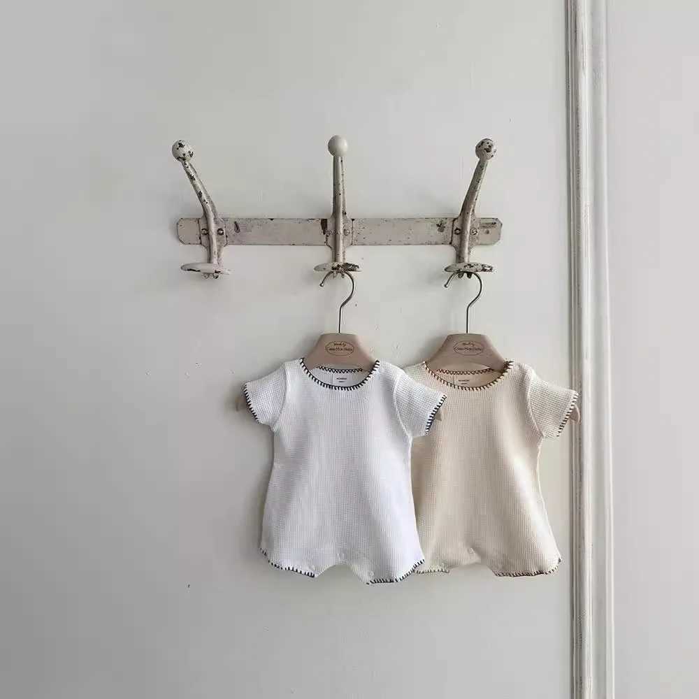 Rompers 2024 Summer New Baby krótkie bawełniane bawełniane bawełniane bawełniane chłopiec dziewczyna solidne swobodne kombinezony nowonarodzony maluch wszechstronne ubrania 0-24m H240423