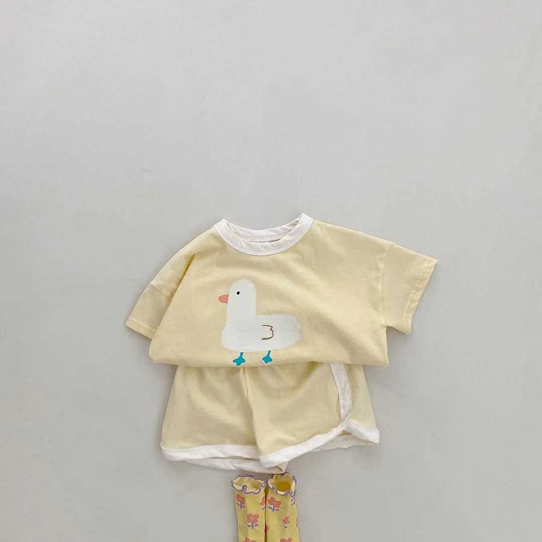 Ensembles de vêtements 2023 Été Nouveau bébé à manches courtes Sentes de vêtements pour nourrissons mignons T-shirts de canard mignon + short costume enfants