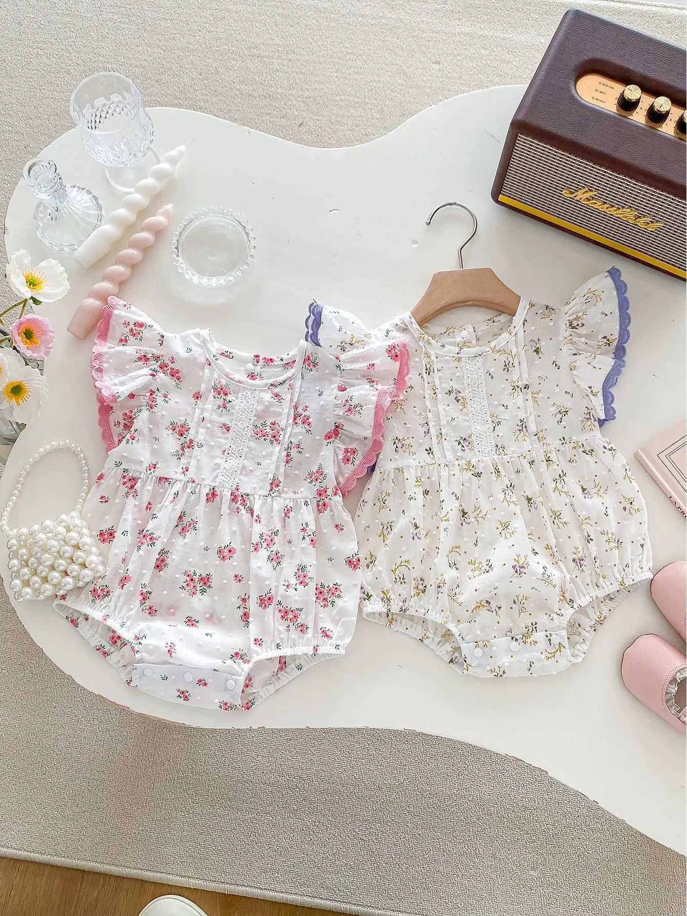 ROMPERS 2024 Sommer Neues kleines Mädchen süße fliegende Ärmeln Bodysuit Neugeborene Kinder Baumwolle Freizeit Jumpsuit Kleinkind Floral Prinzessin Kleidung H240423