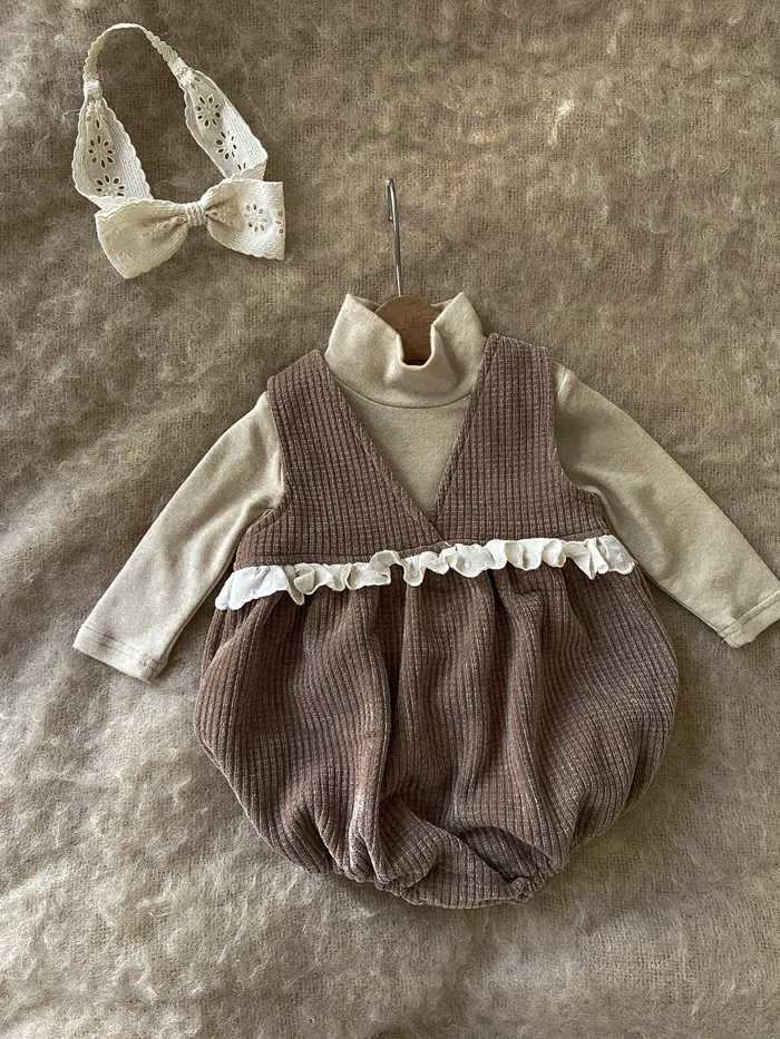 Rompers 2023 Autumn New Baby Girl Girl sem mangas Moda Moda V Onesie Vesie Recém-nascido Solid Waffle Macacão Infantil Roupas de algodão 0-24M H240423