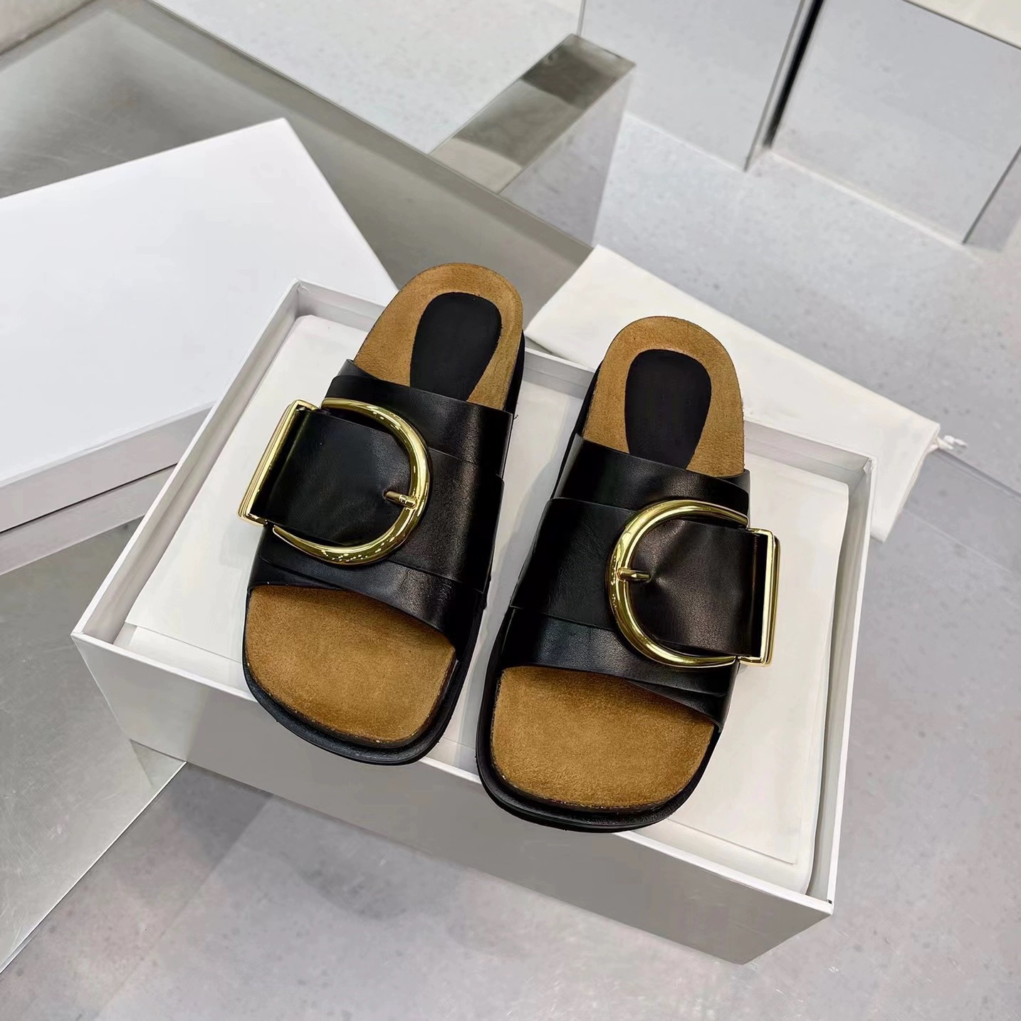 Khaite Thompson Fashion Luxury Classic Leather Beach Slippers décontracté appartements blanc noir boucille or de luxe de luxe