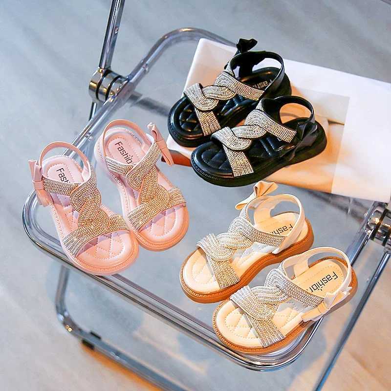 Slippergröße 26-36 Sommer 2024 Designerin Baby Girls Kinder Plattform Sandalen Mode-Pailletten Ressensteine Prinzessin Schuhe Flats Heels Stiefel Y240423