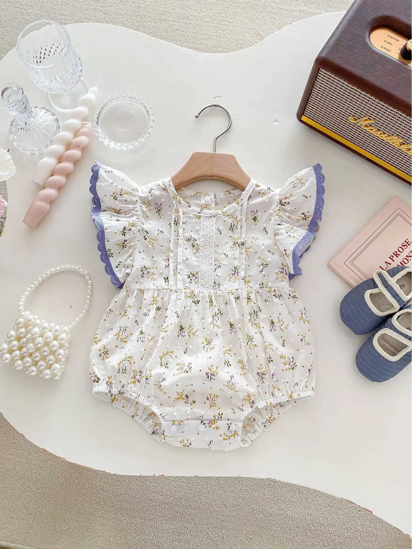 Rompers 2024 Summer New Baby Girl Cute Flying Sleeve Bodysuit Newborn Infant Cotton Chemual Bemsuit Toddler Floral Princess Clothes H240423