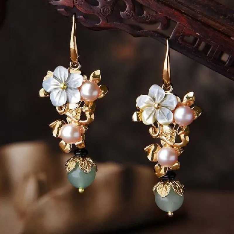 Encanto Pearas de imitación de agua dulce Vintage Pendientes colgantes para mujeres Delicados aretes de caída de flores Gotas de cumpleaños de joyas de moda Y240423