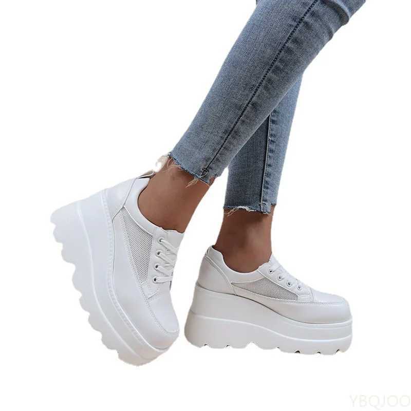 Chaussures habillées 2022 Nouvelles baskets en coin blancs respirant creux chunky talon pompes femmes talons h240423