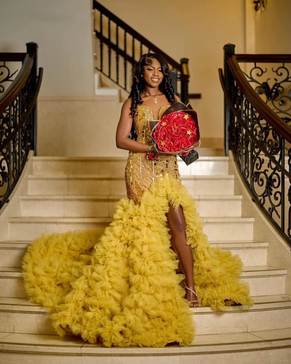 2024 Золотые стразы Платье выпускное выпускное платье африканское платье с убийцы для Blackgirl High Slit Crystal Ruffles Party Gala Gown