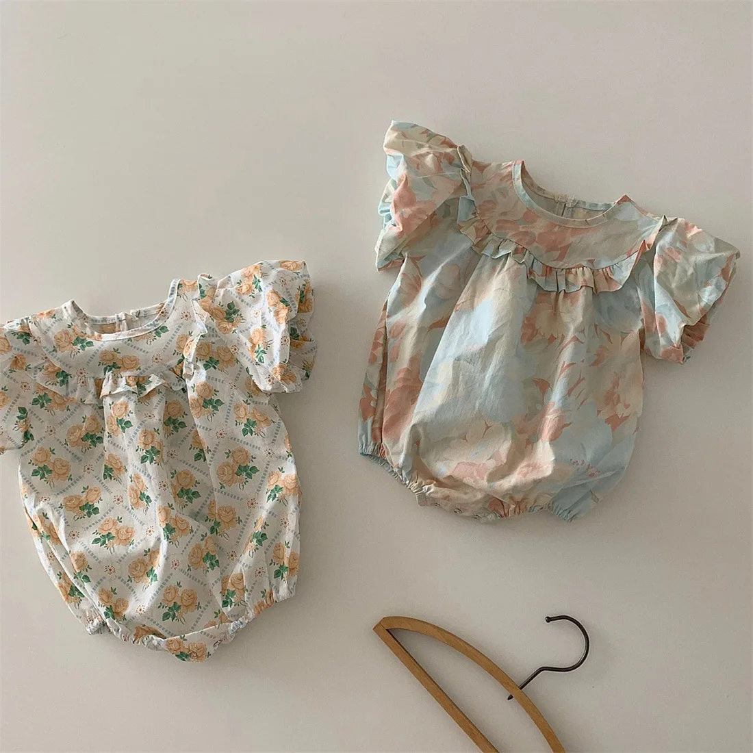 Tek parça yeni doğan kız bebek moda enfes çiçek fener kollu tulum kızlar yaz retro ince pamuk bodysuit yeni çocuk kıyafetleri