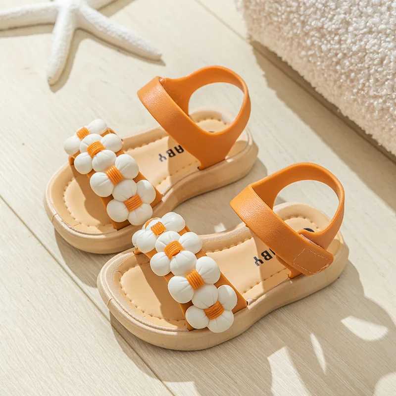 Pantoufle 2024 Nouveaux pantoufles pour enfants filles d'été et garçons de salle de bain maison anti-glissement chaussures de plage douce sandales bébé sandales y240423