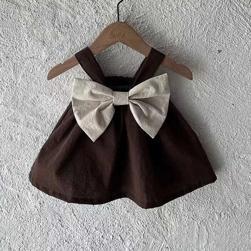 T-shirt 2023 Summer Nuova bambina Topsocchia senza maniche Fashion Shirt Shirt Dot Stampa bambini Principessa magliette carina sling gilet H240423