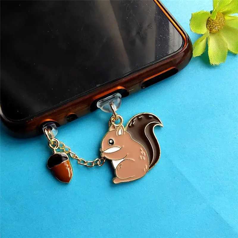 Téléphone cellulaire Gadgets anti-Dust Squirrel Téléphone Plug de poussière Kawaii Port de port de charge mignon pour iPhone Accesorios Type C Stopper Aux Anti Dust Protection Cap Y240423