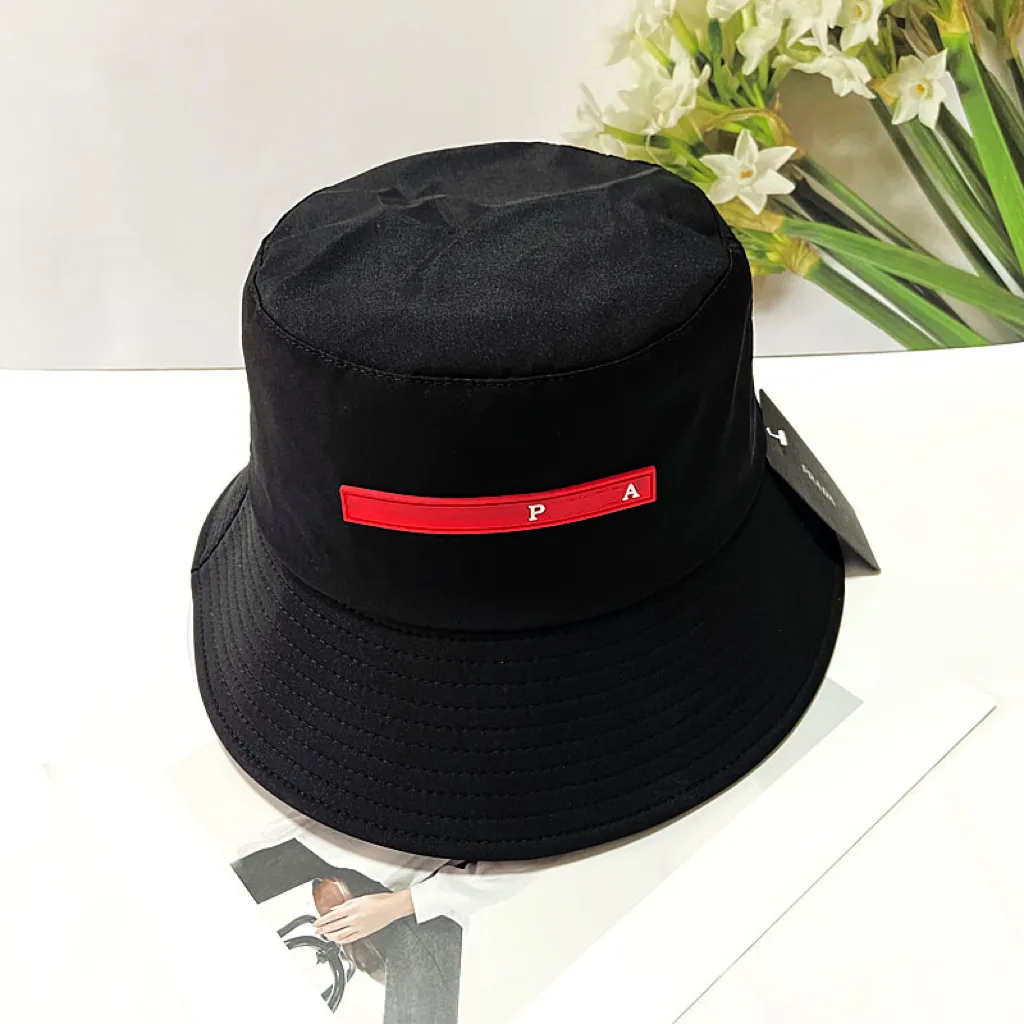 Tasarımcı Geniş Kötü Şapkalar Kadınlar Erkekler Kova Şapkası Lüks Naylon P Cap Fashion Triangler Metal Logo Kapakları Açık Tatil Güneş Şapkası En Kalite