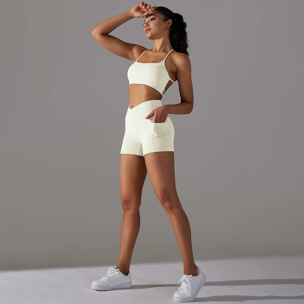 ルレマンはショートパンツ裸の通気性と非常に弾力性のあるヨガブ美しいバックネストップランニングスポーツブラジャーヨガスーツセット女性向け