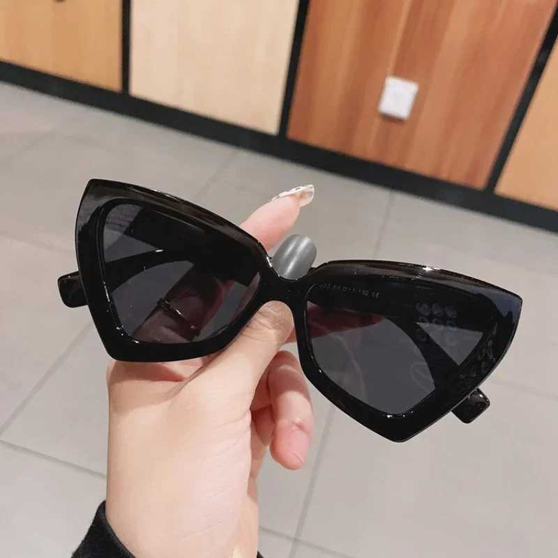 Sunglasses Womens New Tren Large Frame Sunglasses Fashion Hip Hop Cat Eye Mens Unisex Outdoor Driving Umbrella J240423