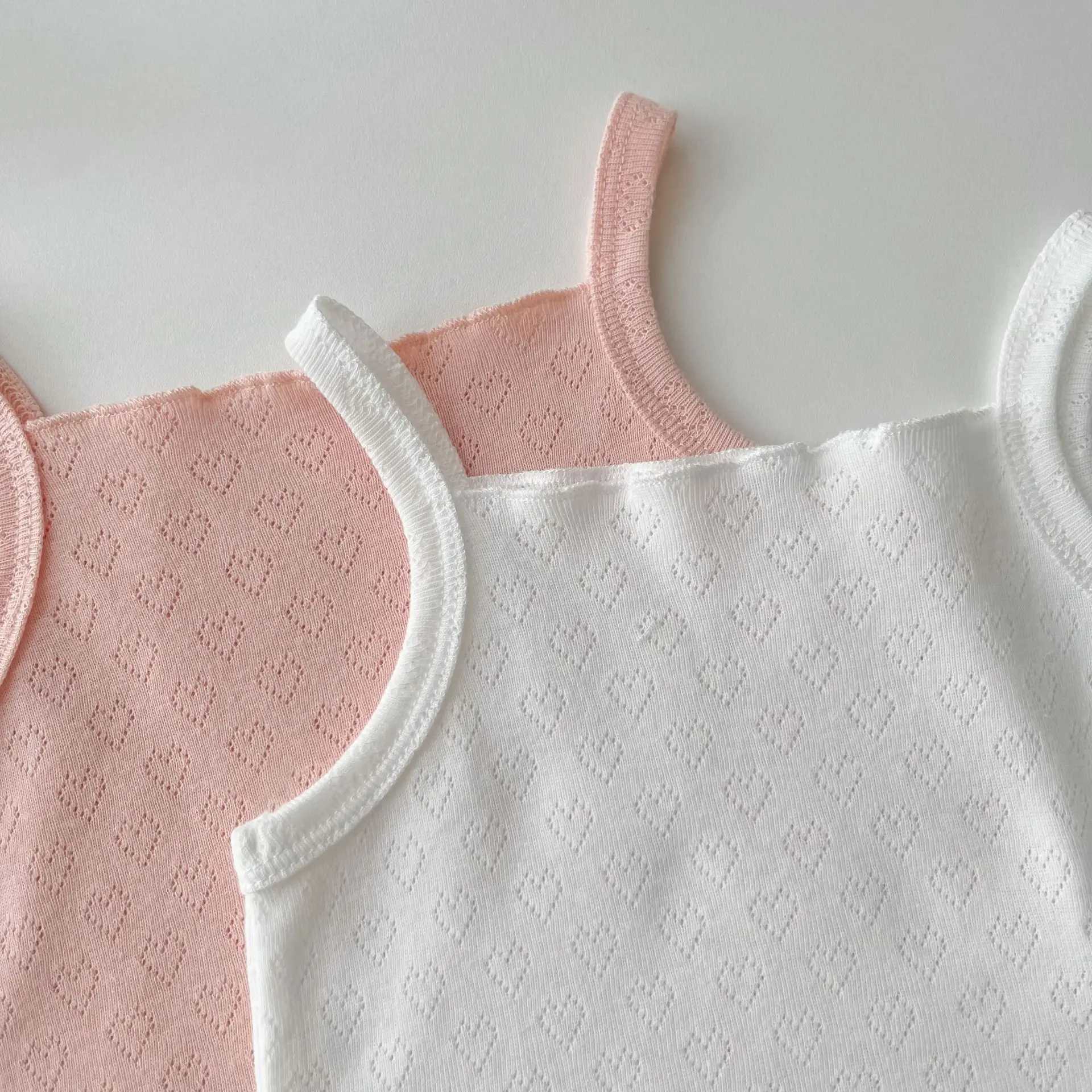 T-shirts sommar spädbarn ärmlös sling väst baby tjej hjärtmönster ihåliga toppar bomull barn t skjortor barn solid botten h240423