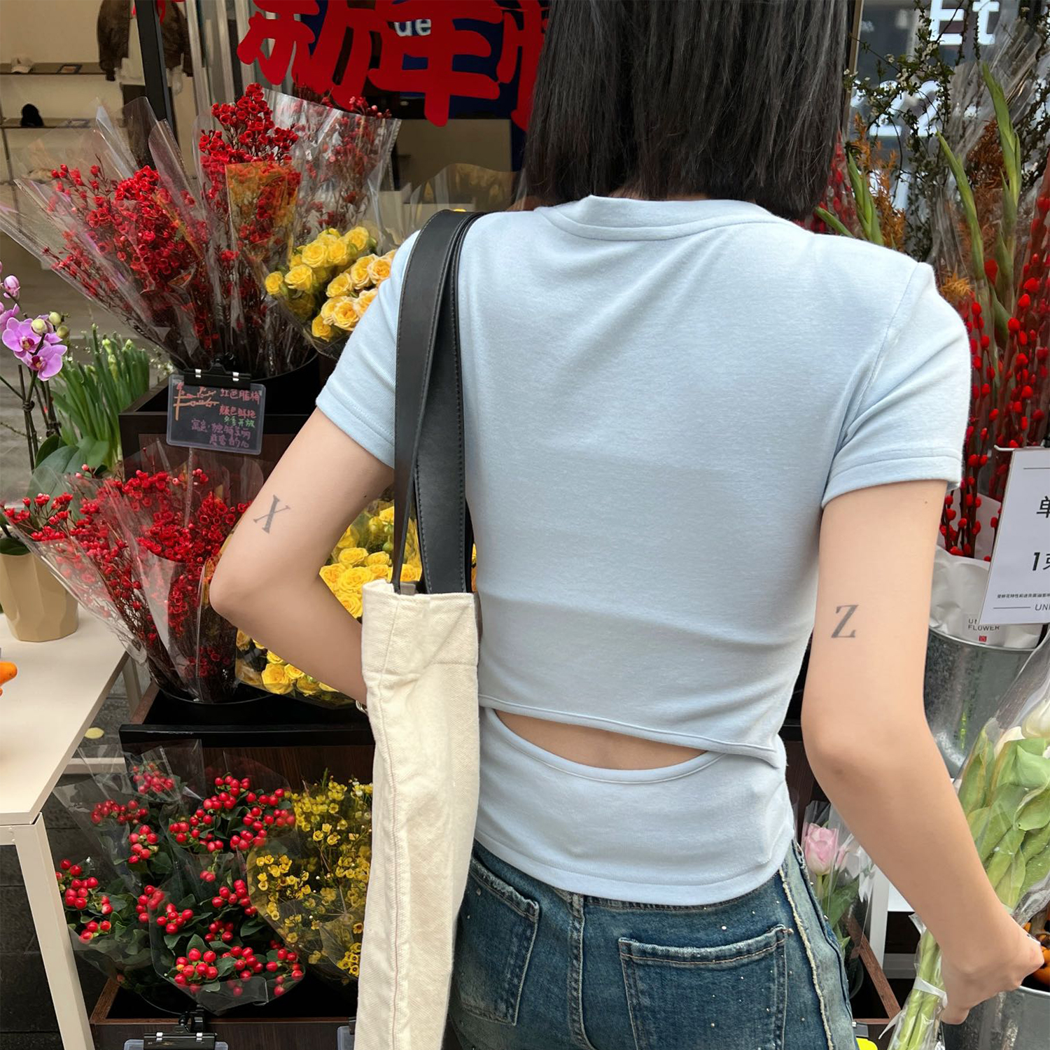 デザイナーの女性用Tシャツ刺繍レターロゴスケルトンデザイン春夏の女性のスリムな半袖トップ