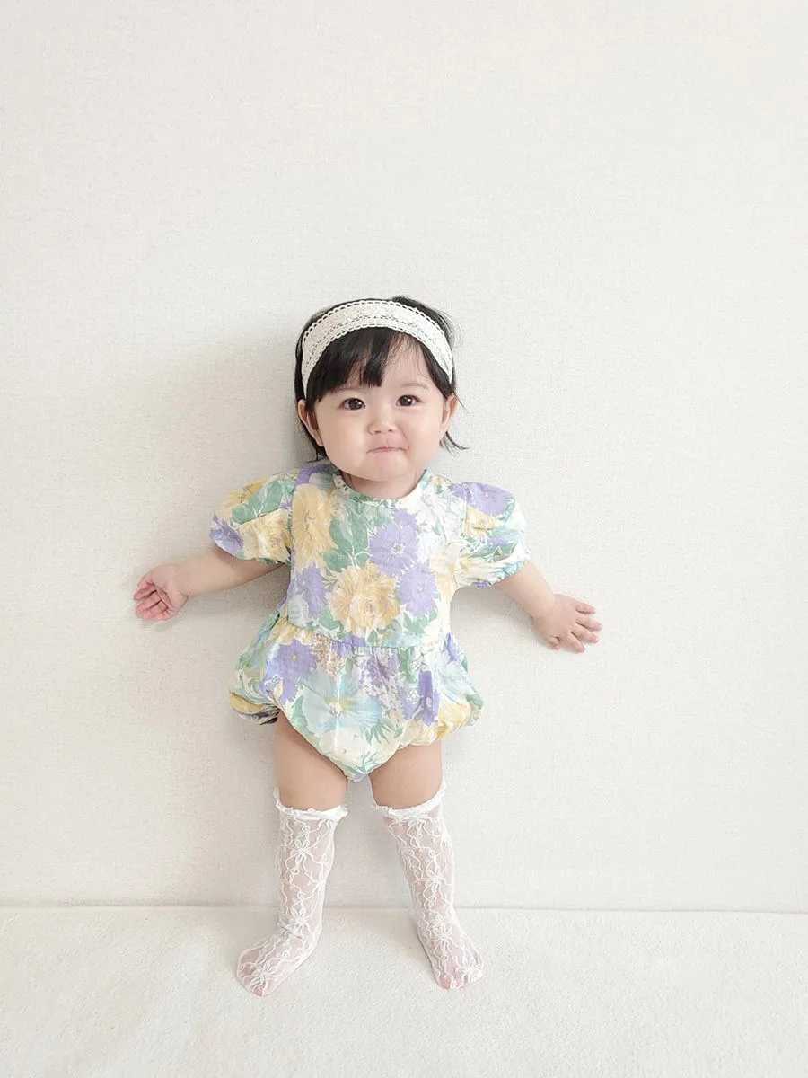 Rompers Fashion Flower Print Baby Girl Korte mouw Bodysuit katoenen prinses Kleding 2023 Zomer nieuwe baby jumpsuitkleding H240423