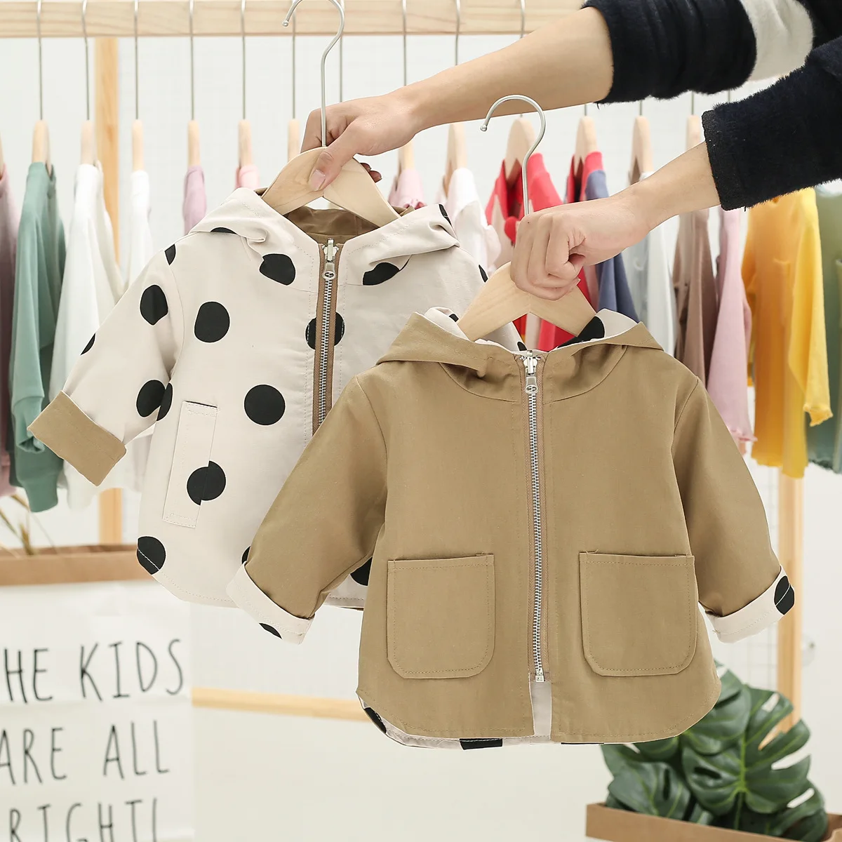 Coats Baby Jacket Baby Girl Windbreaker Spring and Automne NOUVEAU POLKA POLKA DOT DOUBLESSIDÉS Portage Veste à capuche Baby Boy Boy