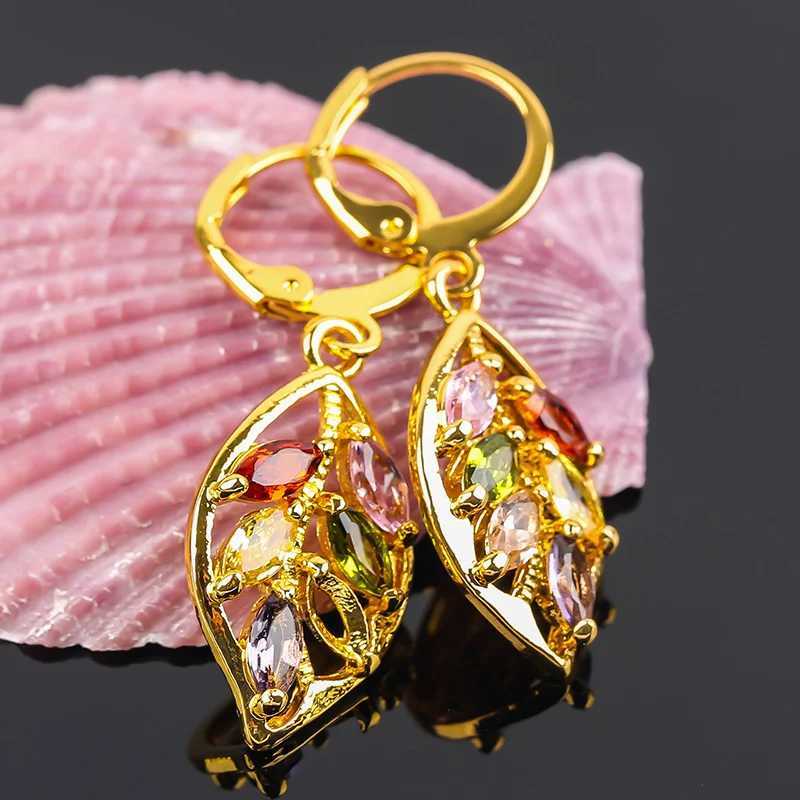 Urok damski moda błyszcząca kolorowe kolczyki z cyrkonem wielokolorowe kamienne liść różowy złoto kolor uroczy nurkową biżuterię Y240423
