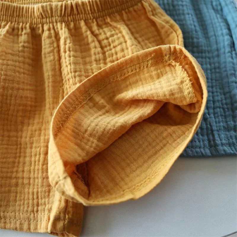 Shorts Baby Cotton Linen Summer New Childrens pantaloni a cinque punti Ragazze sottili abbigliamento da ragazzo corto traspirante H240423