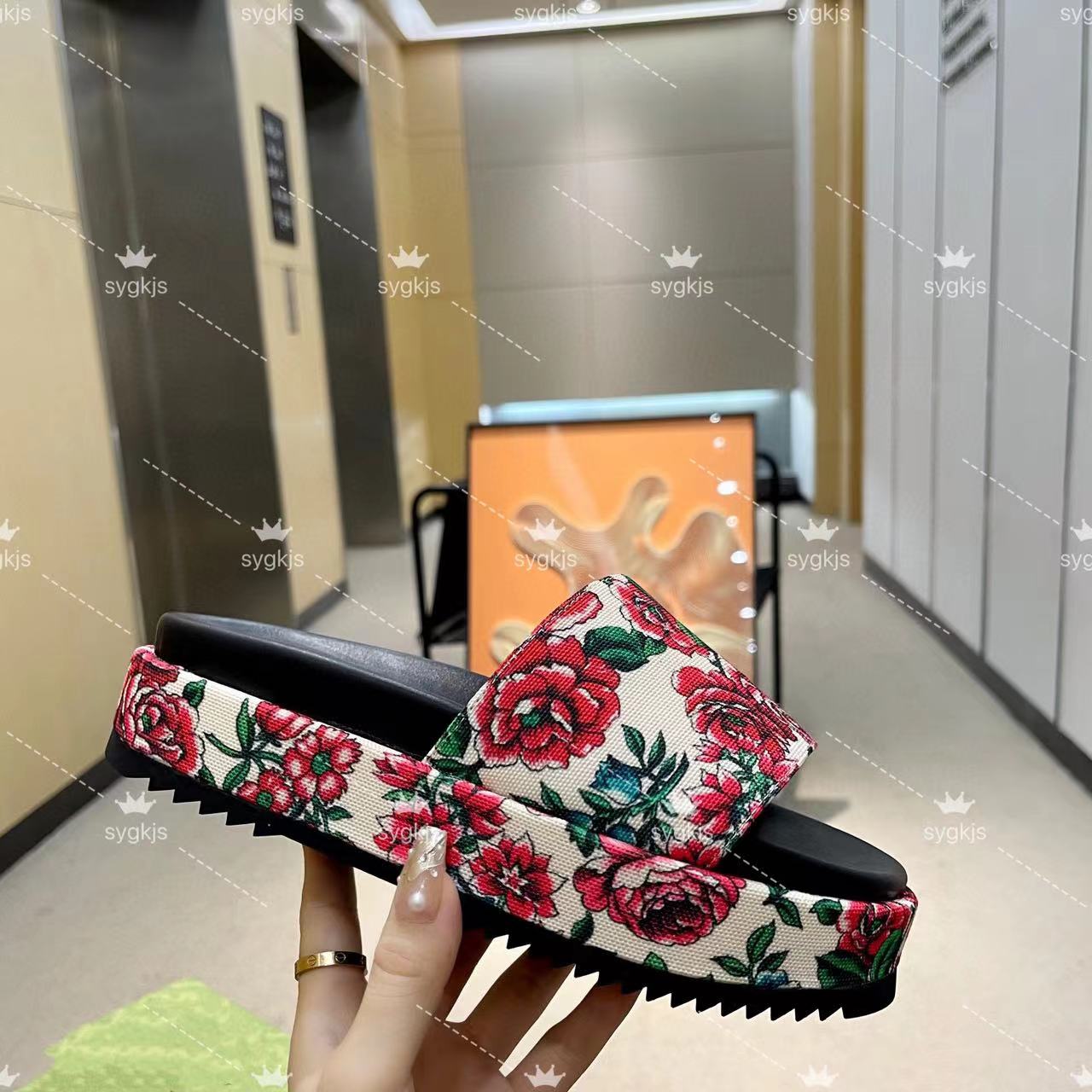 Luxury and Comfortable Embroidered Rose Print Sandals High Quality Designer Womens Flat Heel Thick Sole Sheepskin Casual Style Sizes 35 to 41 42 43