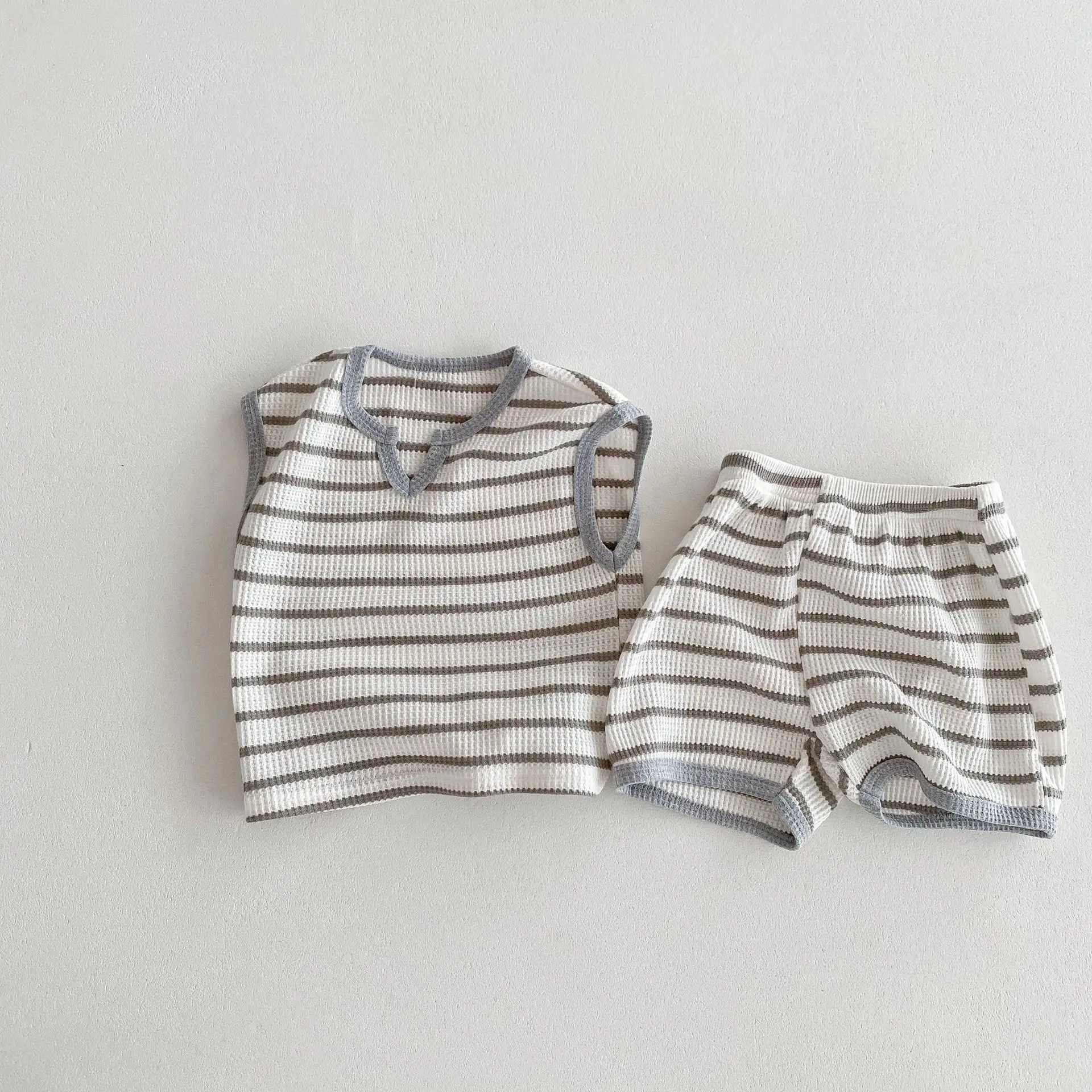 Set di abbigliamento 2024 Summer Nuovo bambino Tantle senza maniche Set di camicie casual set infantile Gescetto a strisce + pantaloncini 2 pezzi Abito bambini Outfit di cotone H240423