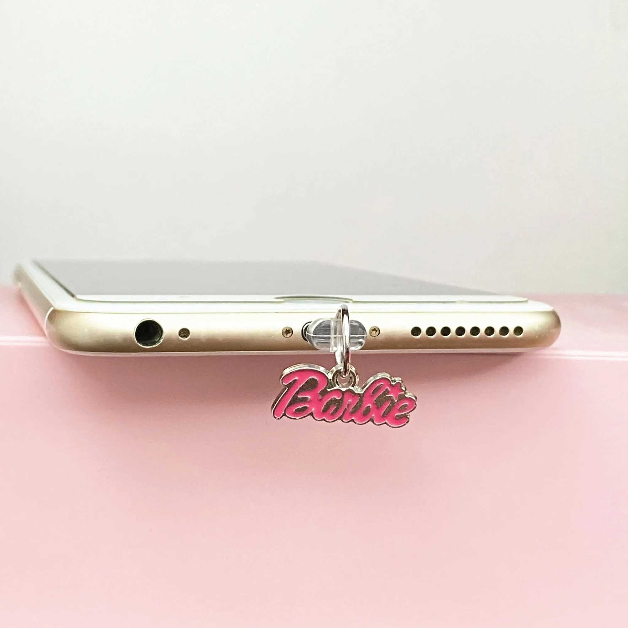 Mobiltelefon Anti-Doust Gadgets Miniso Barbie Metal Phone Anti-Doust Plug för iPhone Samsung Huawei Type C Android Charging Port Protectors Dustplugs Y240423