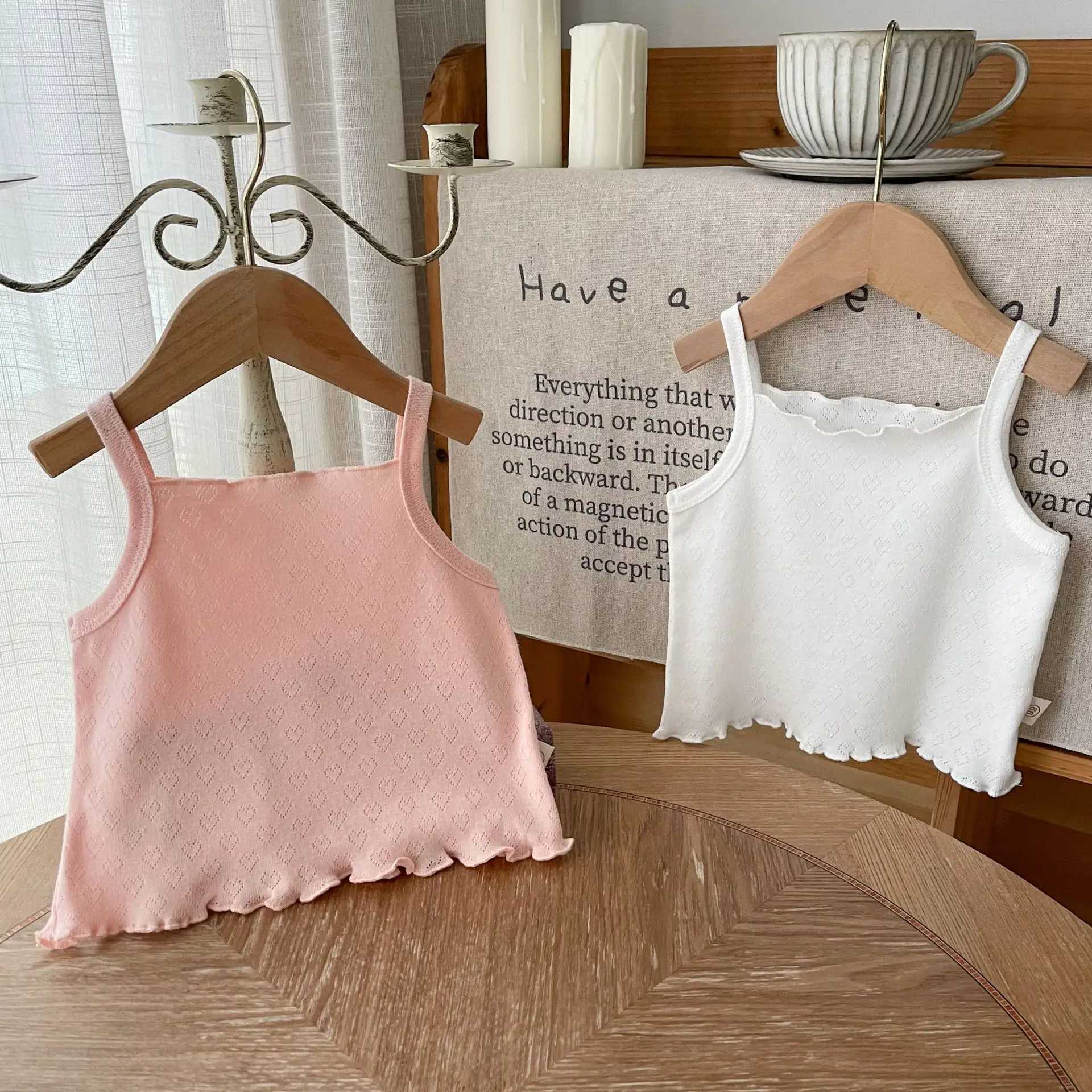 T-shirts sommar spädbarn ärmlös sling väst baby tjej hjärtmönster ihåliga toppar bomull barn t skjortor barn solid botten h240423