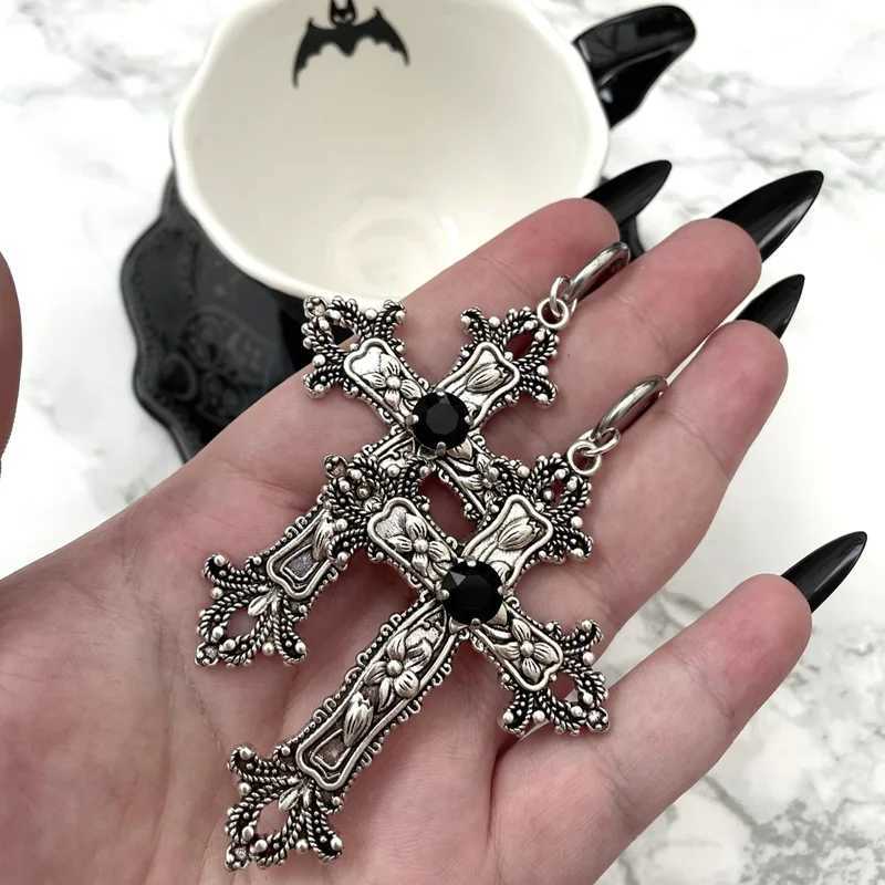 Dangle żyrandol Gothic Duże srebrny kolorowy kolczyki krzyżowe z czarną punkową biżuterią Hallowmas Wspaniałą oświadczenie ślubne Kobiety D240323