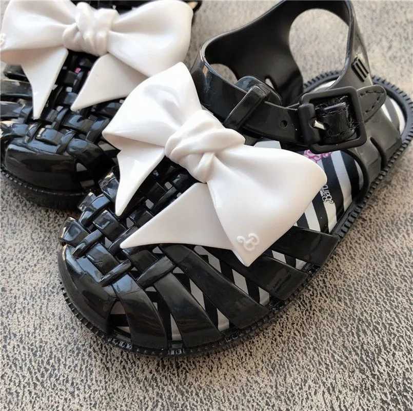 Sandały Dziecięce Sandały 2024 Nowe letnie dziewczynki buty galaretki Roma oddychanie butów retro plażowe dla dzieci Princess Beach Sandals HMI044 240423