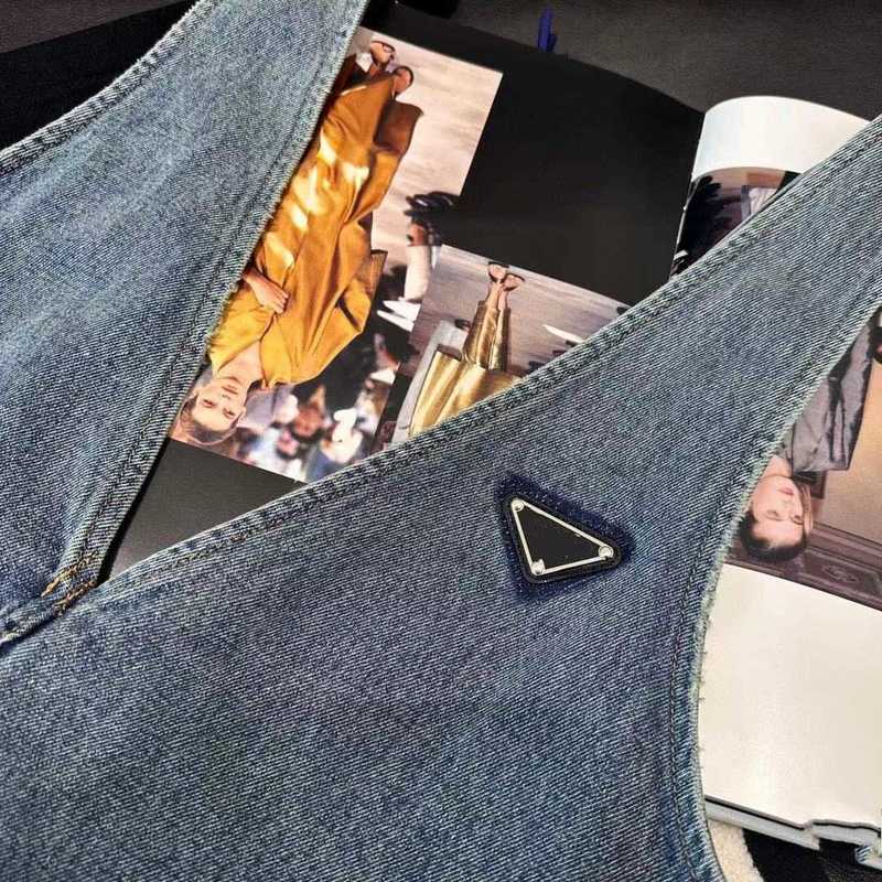 Les combinaisons de combinaison pour femmes conception du designer pour le début du printemps 2024, le nouvel âge réduisant le gilet de jean en V V, la jupe courte et les femmes habillées 7JPF