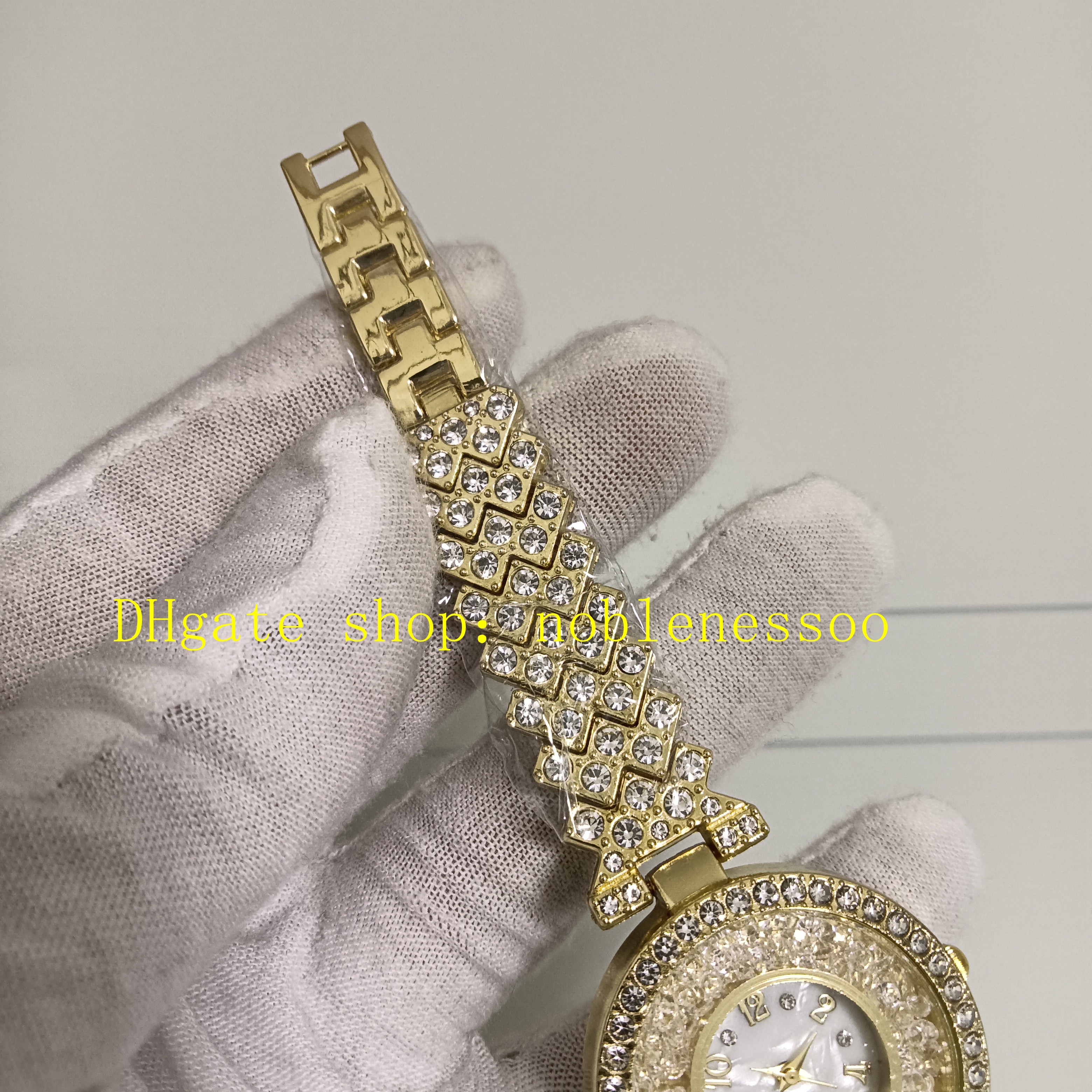 Authentic Photo Ladies Diamond Watch 33mm Quartz Net Red Rhinestone Mother of Pearl Dial 18K Yellow Gold Women Quicksand Suit Steel Bracelet Ladys Watches