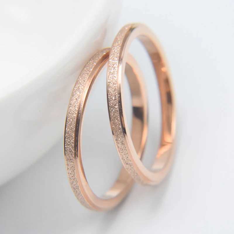 Pierścionki ślubne pukanie wysokiej jakości moda prosta zarośla ze stali nierdzewnej Pierścienie 2 mm szerokość Rose Gold Kolor Par na palec dla dziewczyn biżuteria