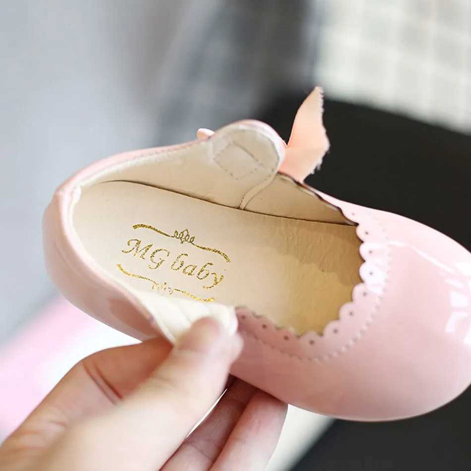 Sandals Girls Black White Flats Kids Wedding Leather Shoes Children Red Blue Pink Glossy Ballerina Flats Party Mary Jane Princess Shoes 240423