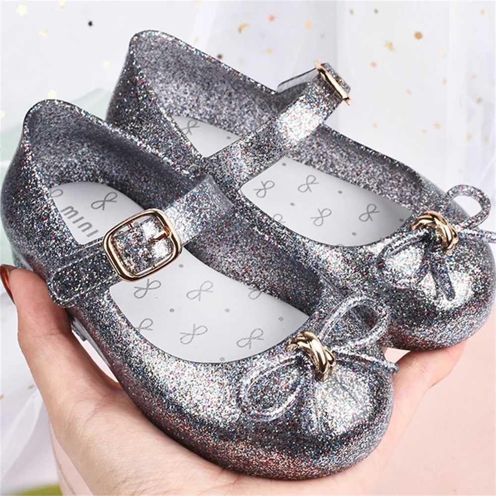 Sandalen 2022 Neue Frühling Mode Girls Prinzessin Kinderschuhe lässige Kinder Bogen Anti-Rutsch-Jelly Beach Sandalen DD027 240423