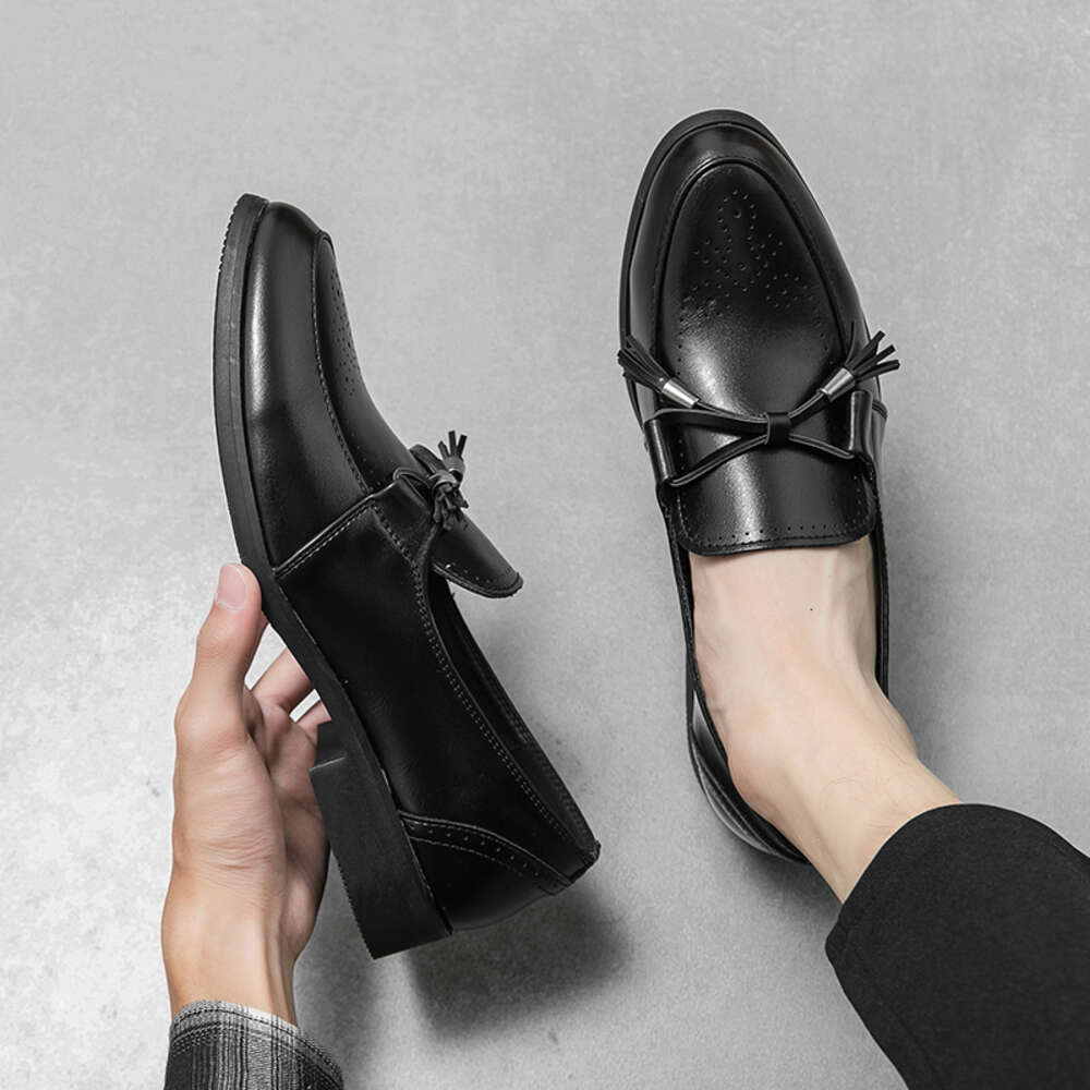 2024 Nuevos zapatos de monje de estilo europeo de moda Hombres Tassel Mocasines casuales vestidos de vestir calzado de negocios