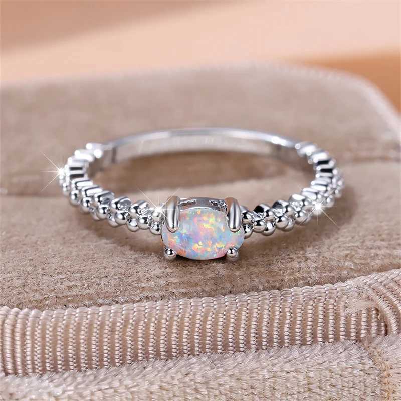 Pierścionki ślubne delikatne małe owalne białe ogień pierścionki opalowe dla kobiet srebrny kolor metalowy układanie cienki pierścień