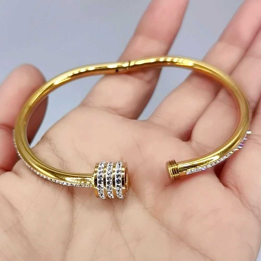 Perlen neue klassische Mode-Titanium-Stahlarmband rotierende Öffnungen Frauen Edelstahl hübsches Taille Gold-plattiertes Armband 3 Farbe 240423