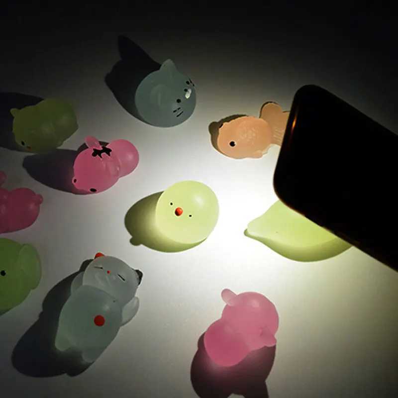 Toy di decompressione 5-Nuovo Glow Kawaii Toys carino Animal Animalcess Decompressione Mochi Toy Squari Squishi Strening Sollievo divertente Toi di regalo D240424