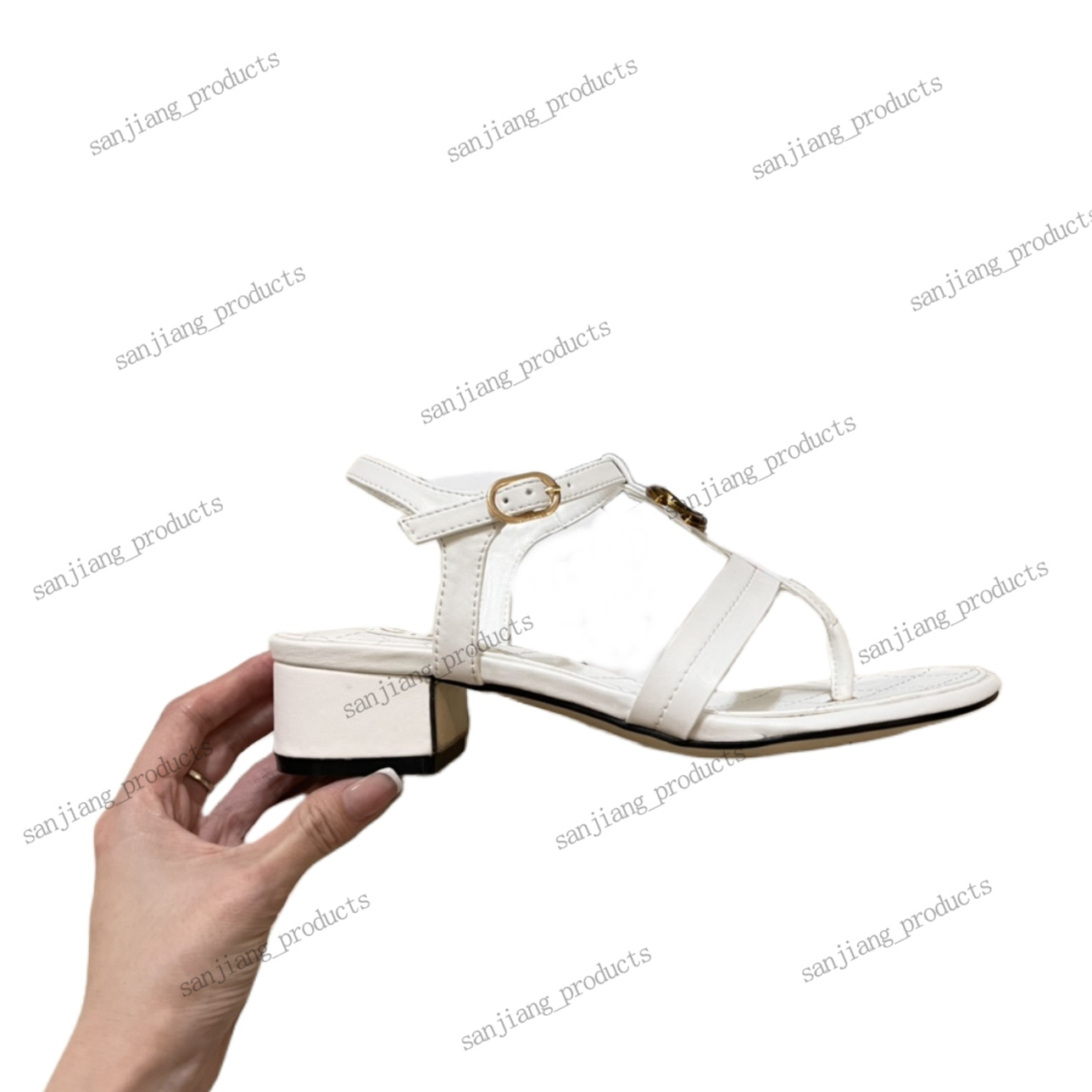 2024 Sandálias planas de verão Brand de luxo Sapatos femininos saltos de bloco de bloco Sapateiros femininos Casual Chain Metal Flip Flip Flips Thong Beach Slides Sandles