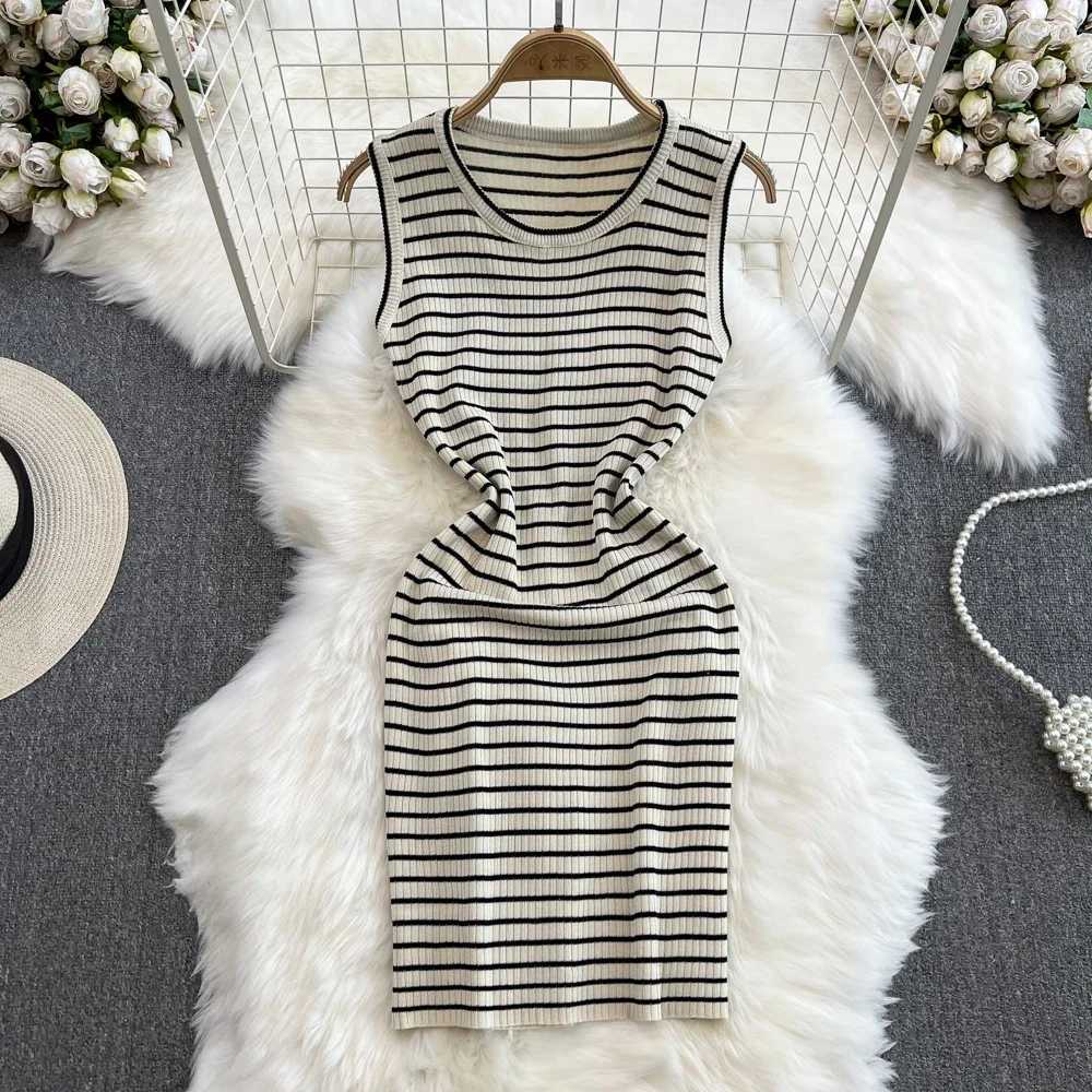 Vestidos casuais básicos Lady Stripes Knit Bodycon Tank Office Dress Summer Elastic Slim Pacote Sexy Hips Vestido de festa Mulheres roupas vestidosl2403