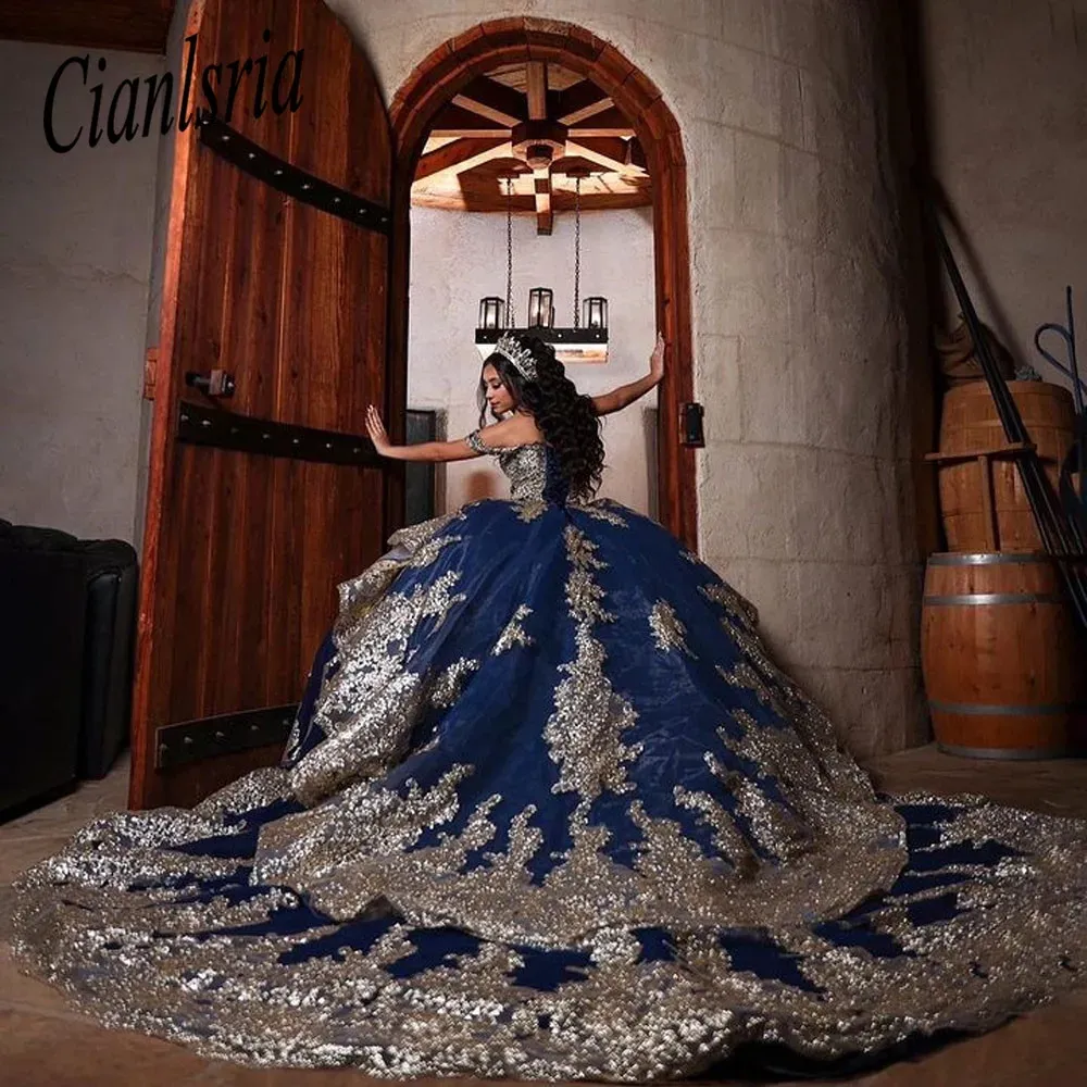 2024 Królewska Niebieska Suknia Ball Sukienki Quinceanera Sparkle Złote Koronkowe Aplikacje Krzyki Kryształy Vestidos de 15 Anos