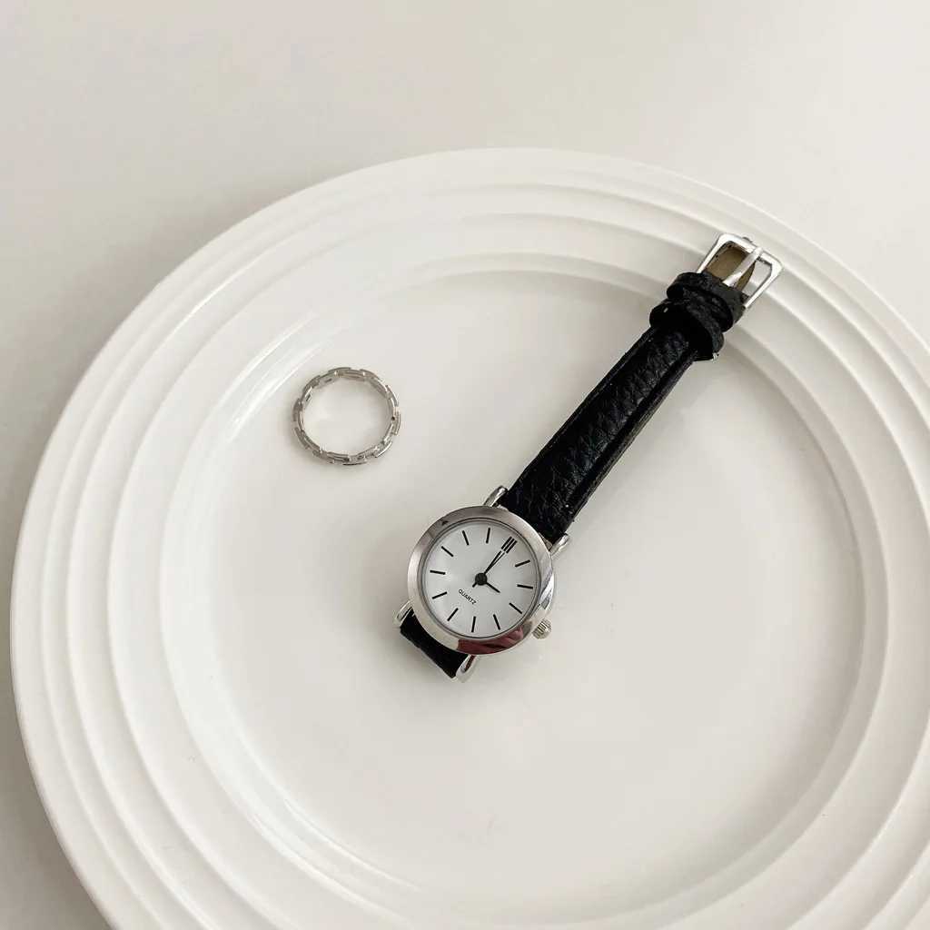 腕時計ヴィンテージの女性クォーツ時計クラシックスモールラウンドエレガントなドレス腕立てされたウィストウォッチレザーバンドシンプルな女性時計リロジュムジャー240423