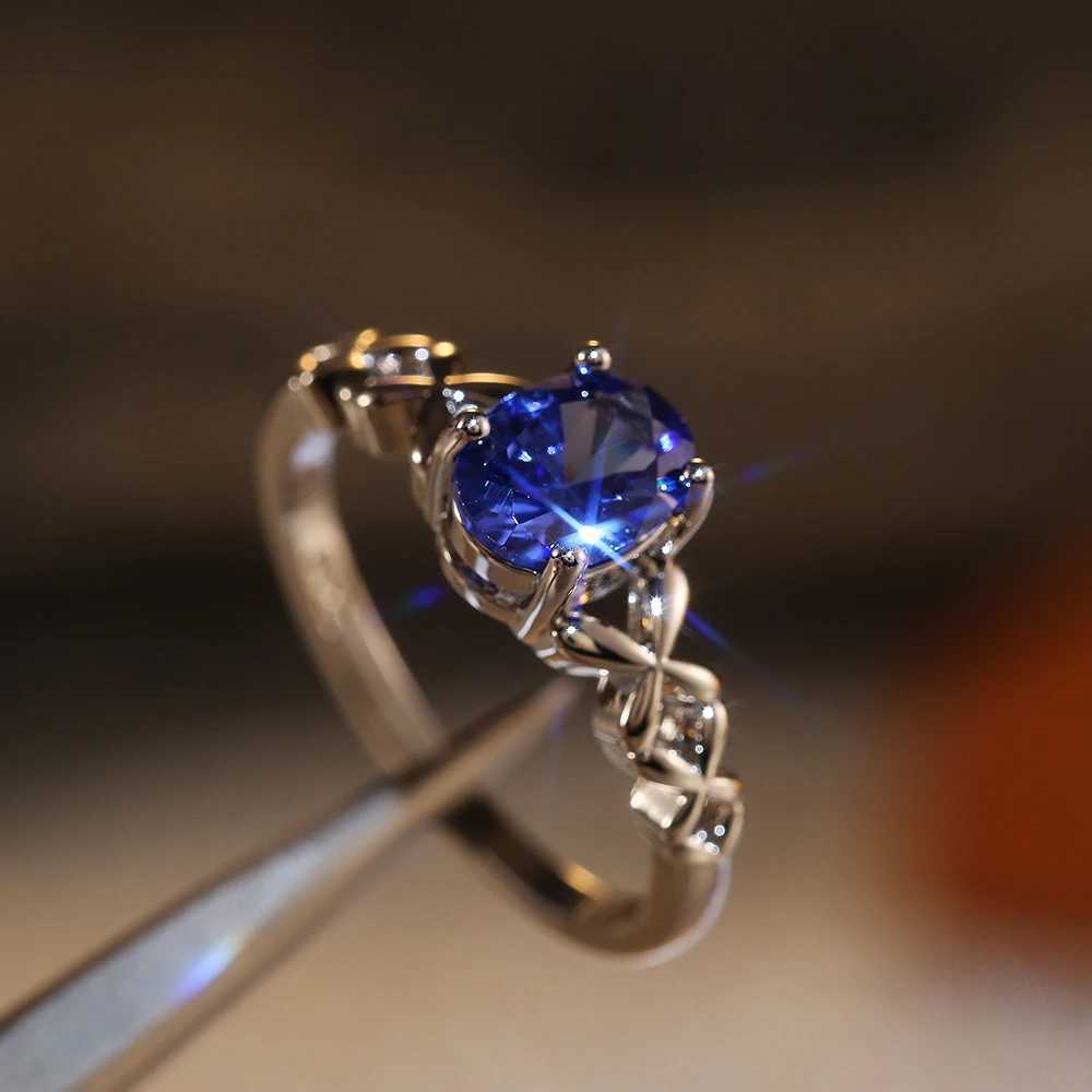 Anneaux de mariage Solitaire romantique Blue Oval CZ Ring pour les femmes avec des fantaisisprètes en croix de conception de mariage Anniversaire Fashion Bijoux de mode