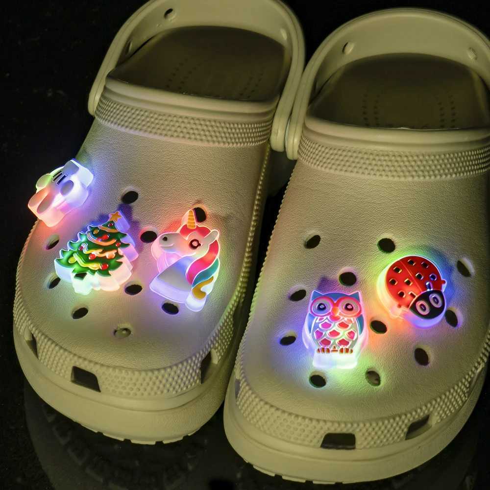 Sandals LED Shoe Charms Lighted Unicorns GamePad Football Shoe Decorations Pins for Kids Boys Girls Favor Gift Sandals Clog Buckles 240423